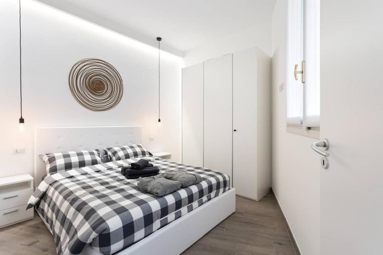 Modern And New Flat In Duomo Area Apartment Милано Екстериор снимка